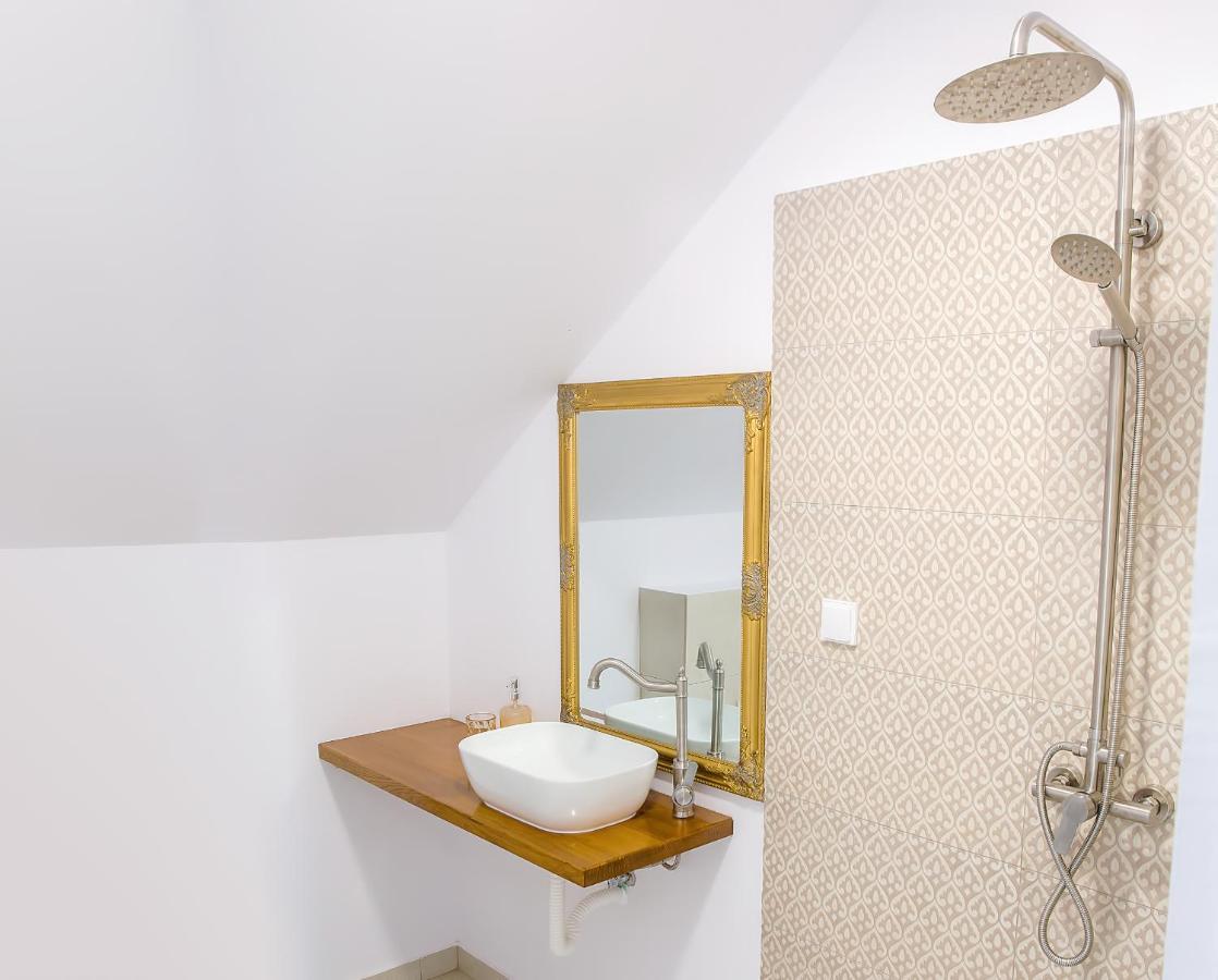 La Fontaine Hotel Hunedoara Buitenkant foto