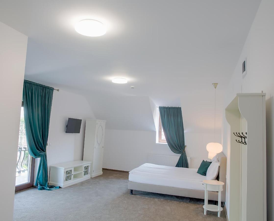 La Fontaine Hotel Hunedoara Kamer foto