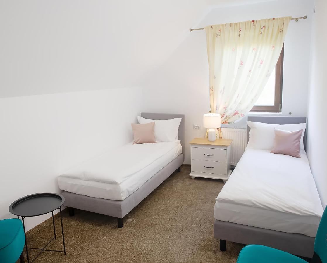 La Fontaine Hotel Hunedoara Buitenkant foto