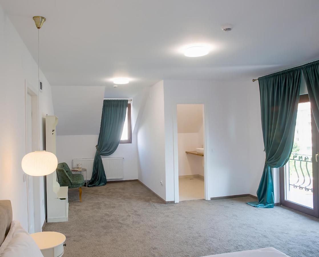La Fontaine Hotel Hunedoara Buitenkant foto