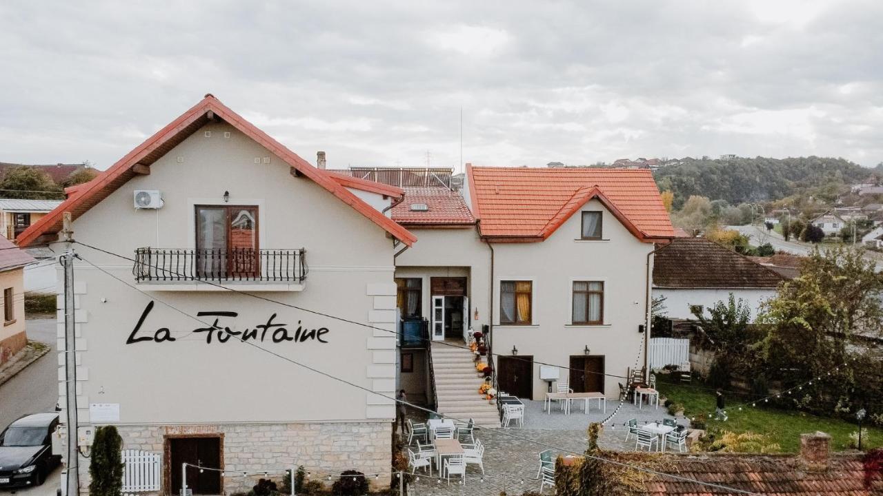 La Fontaine Hotel Hunedoara Buitenkant foto