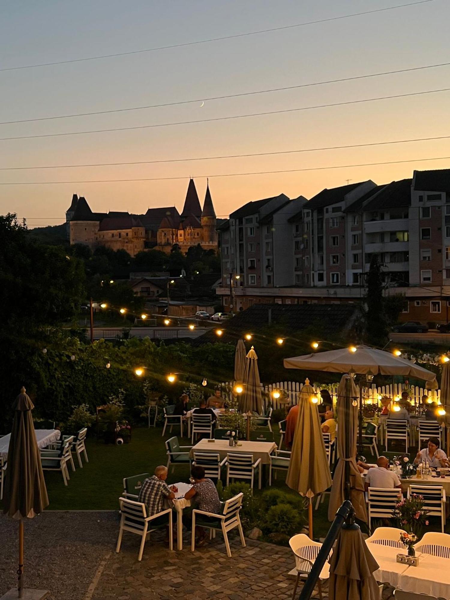 La Fontaine Hotel Hunedoara Buitenkant foto