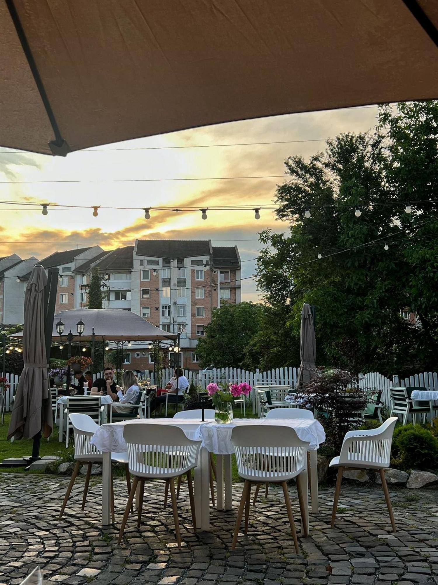 La Fontaine Hotel Hunedoara Buitenkant foto